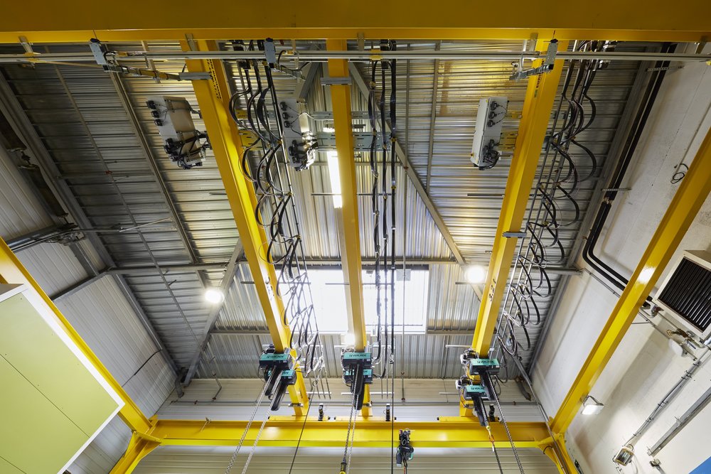 Three suspended cranes and six VERLINDE hoists in the injection mould maintenance workshop at PARKER HANNIFIN